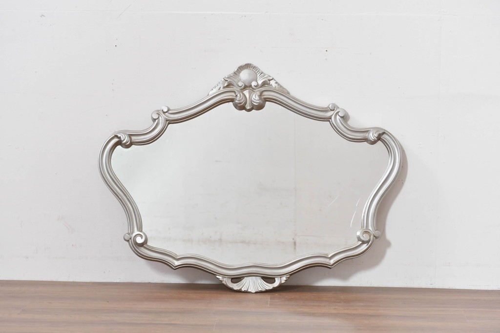 中古　イタリア製　シルバーのペイントとロココ調の彫刻が華やかなウォールミラー　(R-086382)