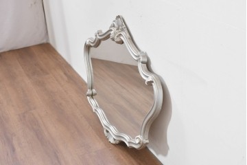 中古　イタリア製　シルバーのペイントとロココ調の彫刻が華やかなウォールミラー　(R-086382)