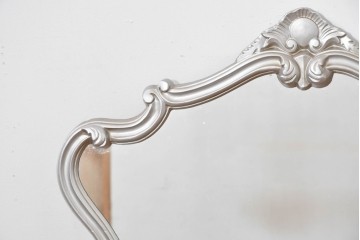 中古　イタリア製　シルバーのペイントとロココ調の彫刻が華やかなウォールミラー　(R-086382)