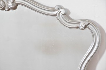 中古　イタリア製　シルバーのペイントとロココ調の彫刻が華やかなウォールミラー　(R-086382)