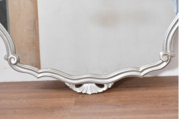 中古　イタリア製　シルバーのペイントとロココ調の彫刻が華やかなウォールミラー　(R-086382)