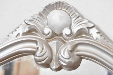 中古　イタリア製　シルバーのペイントとロココ調の彫刻が華やかなウォールミラー　(R-086382)