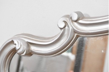 中古　イタリア製　シルバーのペイントとロココ調の彫刻が華やかなウォールミラー　(R-086382)