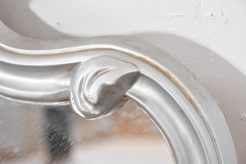 中古　イタリア製　シルバーのペイントとロココ調の彫刻が華やかなウォールミラー　(R-086382)