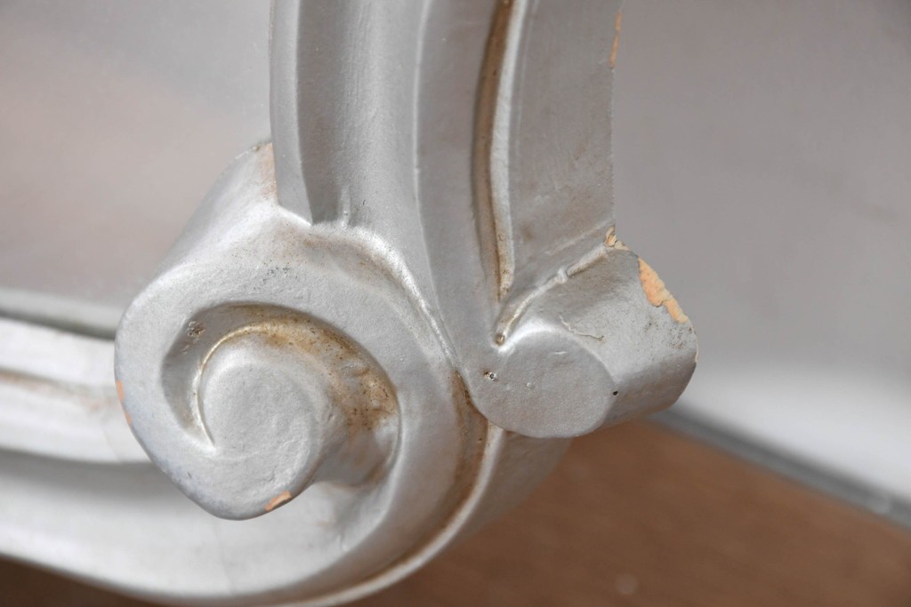 中古　イタリア製　シルバーのペイントとロココ調の彫刻が華やかなウォールミラー　(R-086382)