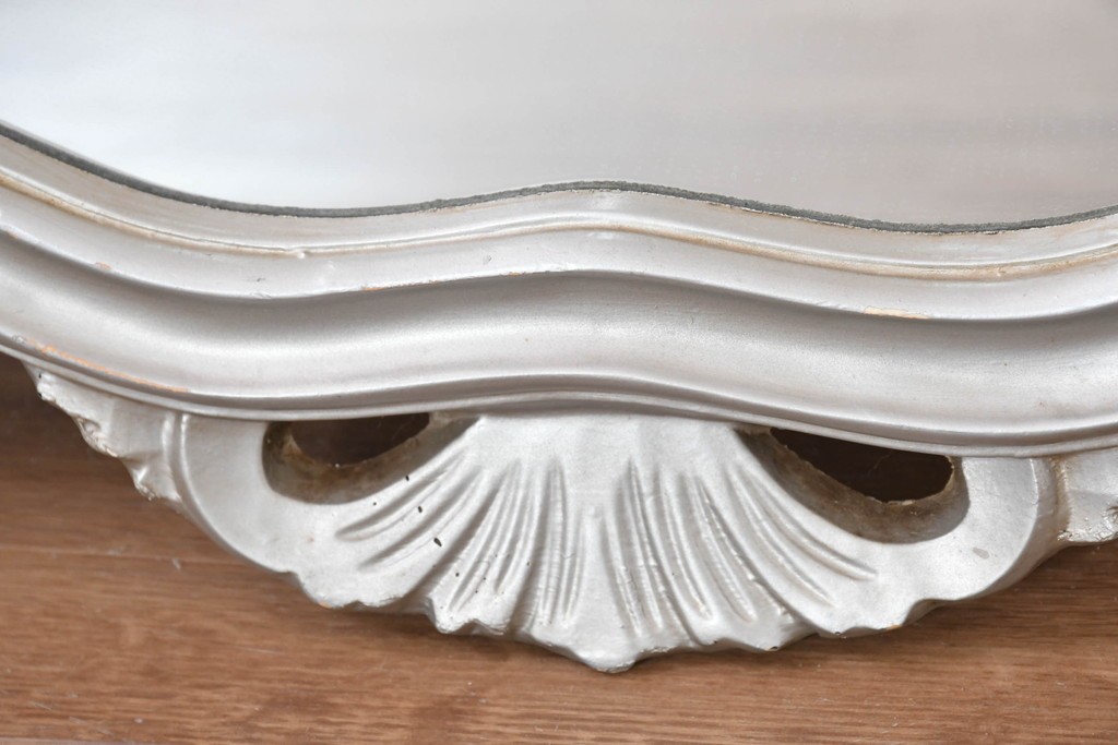 中古　イタリア製　シルバーのペイントとロココ調の彫刻が華やかなウォールミラー　(R-086382)