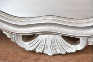 中古　イタリア製　シルバーのペイントとロココ調の彫刻が華やかなウォールミラー　(R-086382)