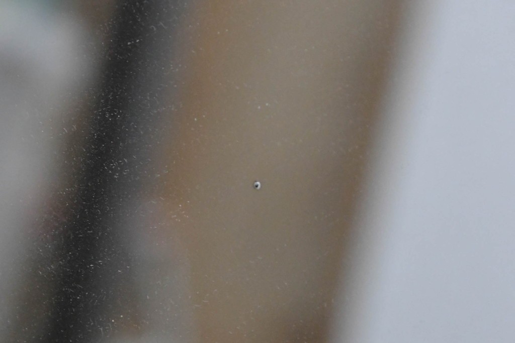 中古　イタリア製　シルバーのペイントとロココ調の彫刻が華やかなウォールミラー　(R-086382)