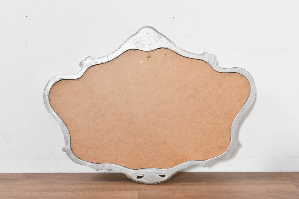 中古　イタリア製　シルバーのペイントとロココ調の彫刻が華やかなウォールミラー　(R-086382)