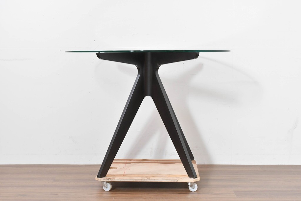 中古　美品　E&Y(イーアンドワイ)　PEGASUS(ペガサス)　オブジェのような存在感のラウンドダイニングテーブル　定価約20万円　(R-086383)