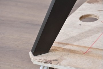 中古　美品　E&Y(イーアンドワイ)　PEGASUS(ペガサス)　オブジェのような存在感のラウンドダイニングテーブル　定価約20万円　(R-086383)