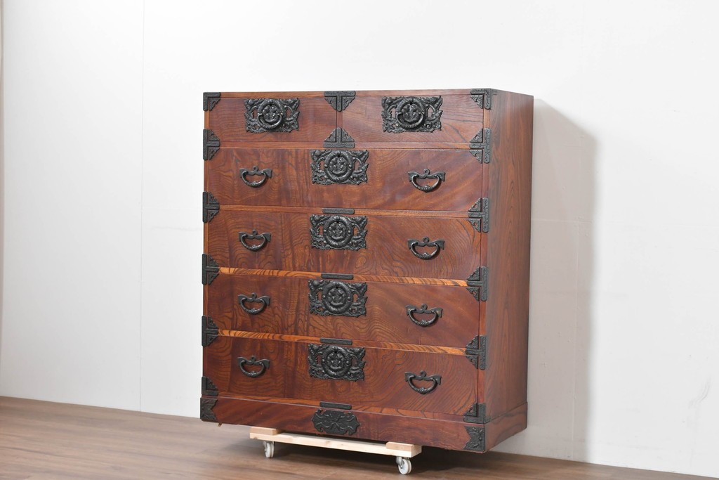 中古　岩谷堂箪笥　前面(欅材)　内部(桐材)　厚手の金具が存在感を放つ衣装箪笥　(R-086384)