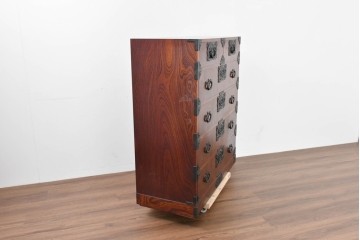 中古　岩谷堂箪笥　前面(欅材)　内部(桐材)　厚手の金具が存在感を放つ衣装箪笥　(R-086384)