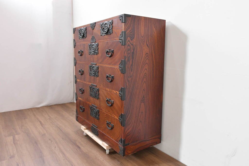 中古　岩谷堂箪笥　前面(欅材)　内部(桐材)　厚手の金具が存在感を放つ衣装箪笥　(R-086384)