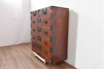 中古　岩谷堂箪笥　前面(欅材)　内部(桐材)　厚手の金具が存在感を放つ衣装箪笥　(R-086384)