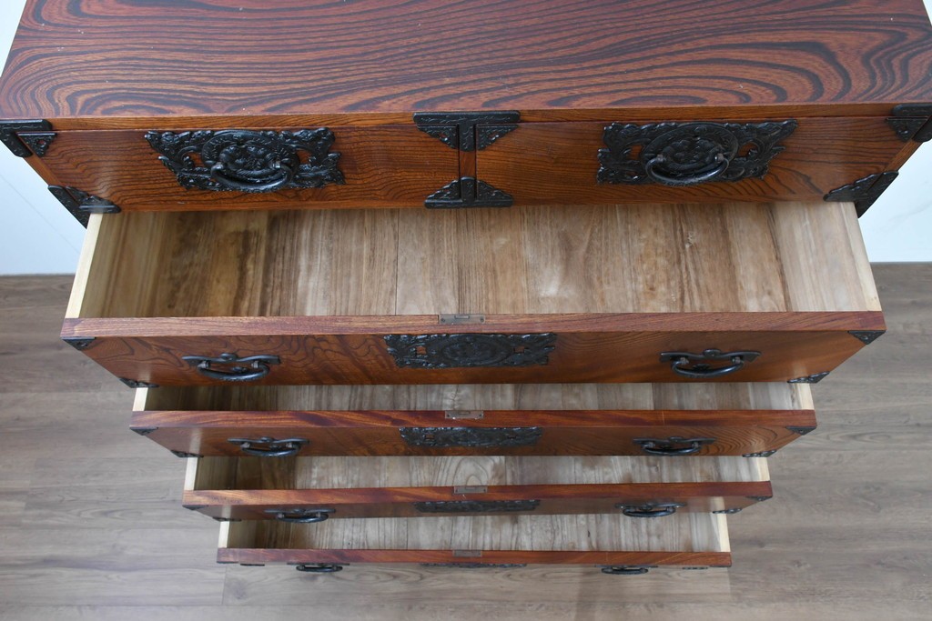 中古　岩谷堂箪笥　前面(欅材)　内部(桐材)　厚手の金具が存在感を放つ衣装箪笥　(R-086384)