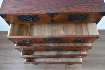 中古　岩谷堂箪笥　前面(欅材)　内部(桐材)　厚手の金具が存在感を放つ衣装箪笥　(R-086384)