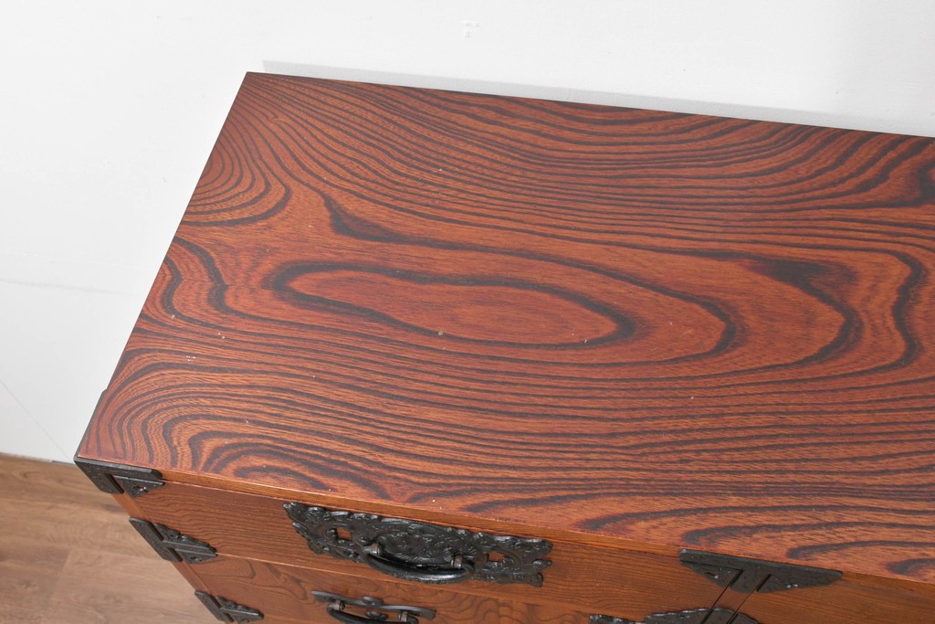 中古　岩谷堂箪笥　前面(欅材)　内部(桐材)　厚手の金具が存在感を放つ衣装箪笥　(R-086384)