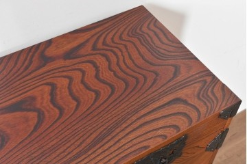 中古　岩谷堂箪笥　前面(欅材)　内部(桐材)　厚手の金具が存在感を放つ衣装箪笥　(R-086384)