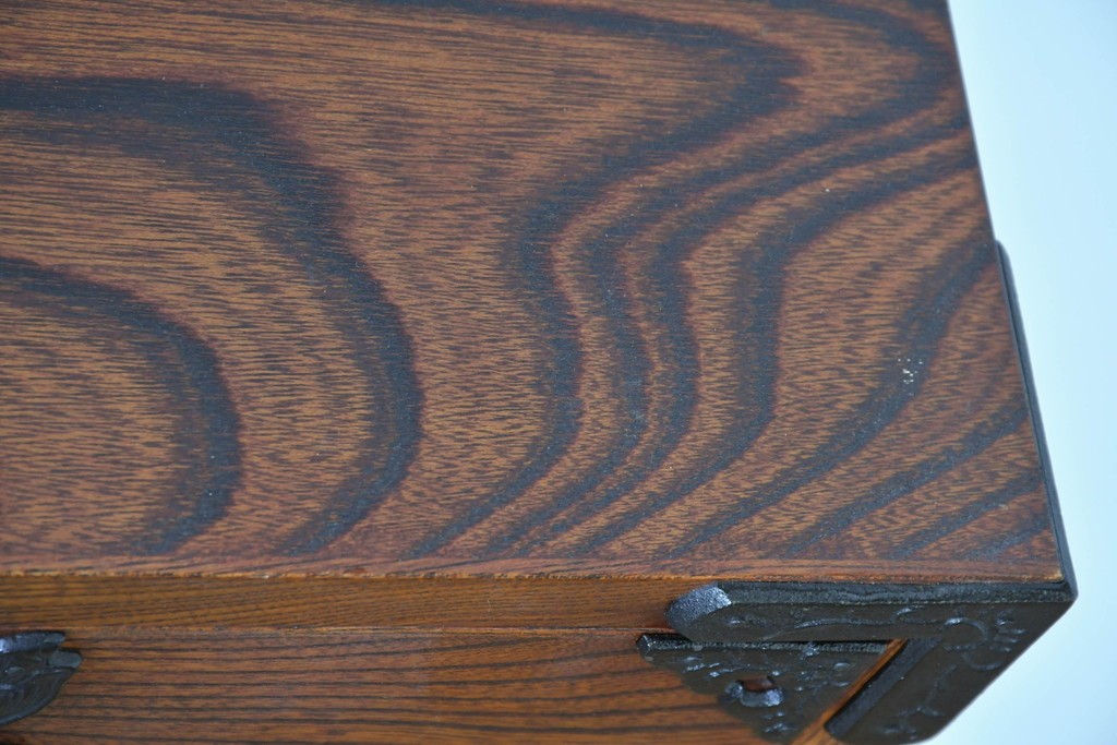 中古　岩谷堂箪笥　前面(欅材)　内部(桐材)　厚手の金具が存在感を放つ衣装箪笥　(R-086384)