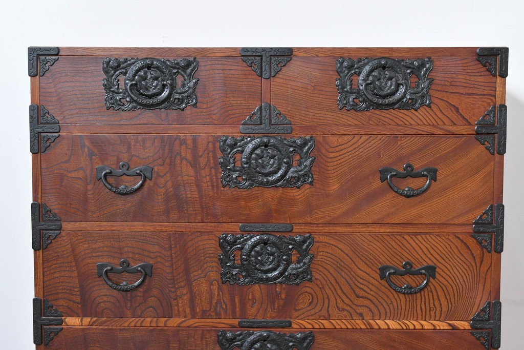 中古　岩谷堂箪笥　前面(欅材)　内部(桐材)　厚手の金具が存在感を放つ衣装箪笥　(R-086384)