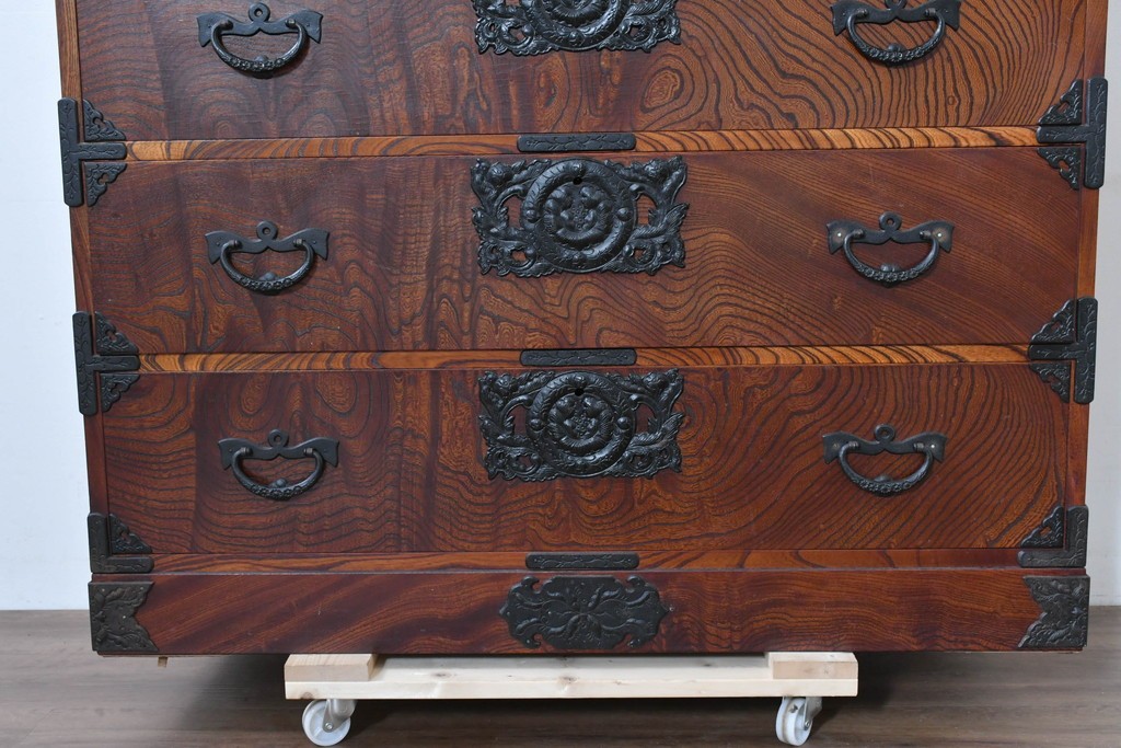 中古　岩谷堂箪笥　前面(欅材)　内部(桐材)　厚手の金具が存在感を放つ衣装箪笥　(R-086384)