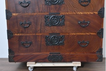 中古　岩谷堂箪笥　前面(欅材)　内部(桐材)　厚手の金具が存在感を放つ衣装箪笥　(R-086384)