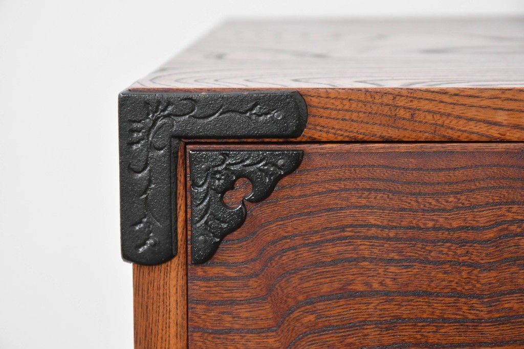 中古　岩谷堂箪笥　前面(欅材)　内部(桐材)　厚手の金具が存在感を放つ衣装箪笥　(R-086384)