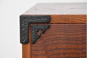 中古　岩谷堂箪笥　前面(欅材)　内部(桐材)　厚手の金具が存在感を放つ衣装箪笥　(R-086384)