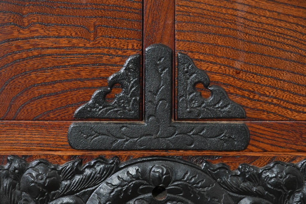 中古　岩谷堂箪笥　前面(欅材)　内部(桐材)　厚手の金具が存在感を放つ衣装箪笥　(R-086384)