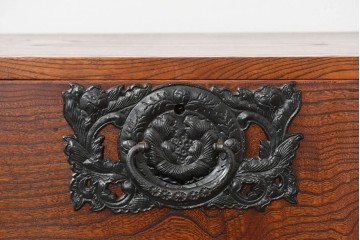 中古　岩谷堂箪笥　前面(欅材)　内部(桐材)　厚手の金具が存在感を放つ衣装箪笥　(R-086384)