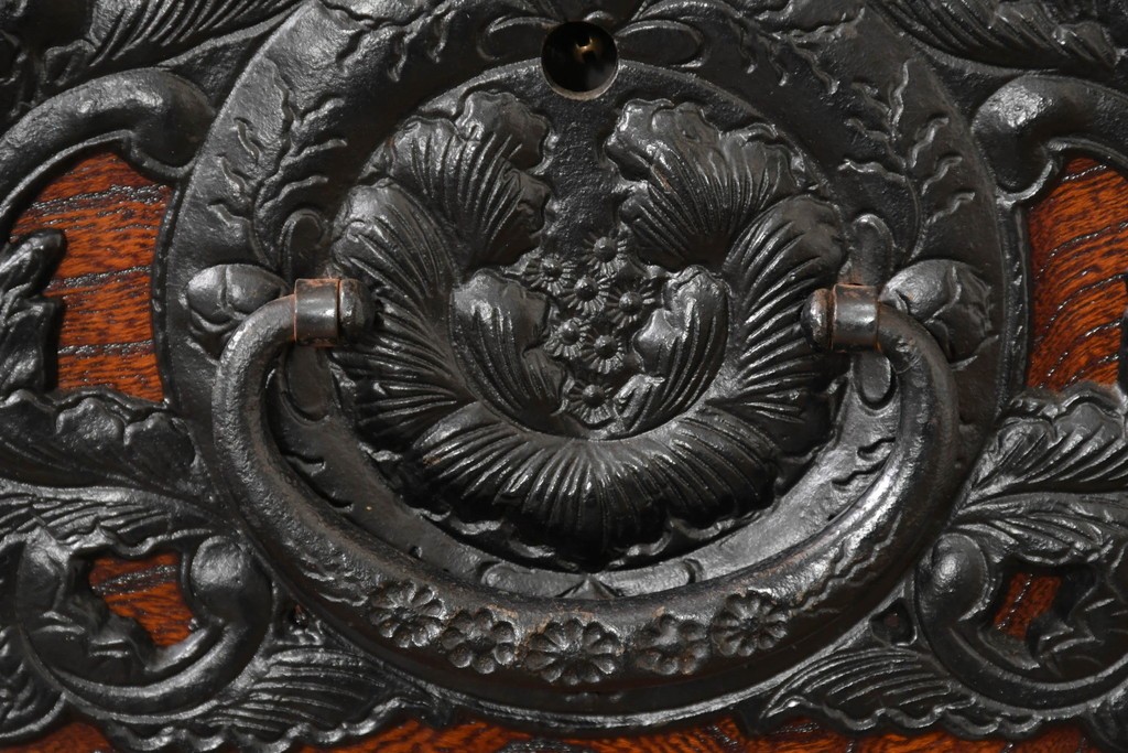 中古　岩谷堂箪笥　前面(欅材)　内部(桐材)　厚手の金具が存在感を放つ衣装箪笥　(R-086384)