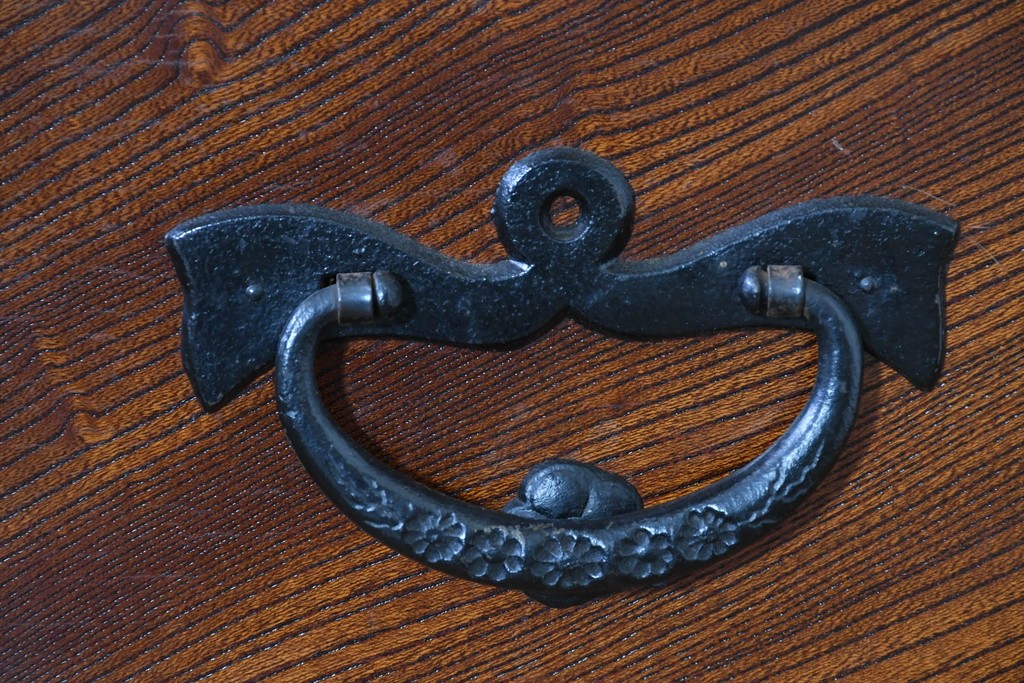 中古　岩谷堂箪笥　前面(欅材)　内部(桐材)　厚手の金具が存在感を放つ衣装箪笥　(R-086384)