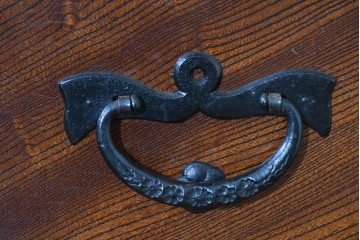 中古　岩谷堂箪笥　前面(欅材)　内部(桐材)　厚手の金具が存在感を放つ衣装箪笥　(R-086384)