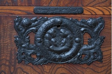 中古　岩谷堂箪笥　前面(欅材)　内部(桐材)　厚手の金具が存在感を放つ衣装箪笥　(R-086384)