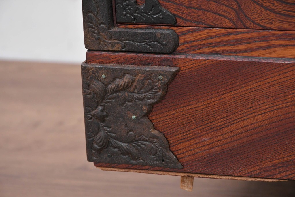 中古　岩谷堂箪笥　前面(欅材)　内部(桐材)　厚手の金具が存在感を放つ衣装箪笥　(R-086384)
