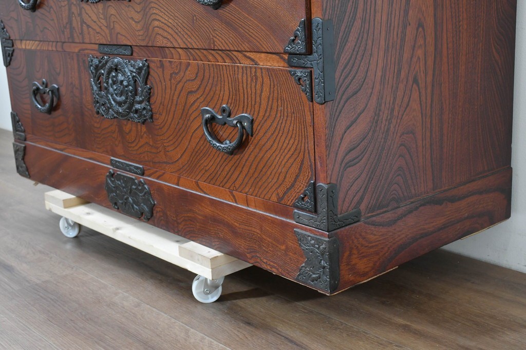 中古　岩谷堂箪笥　前面(欅材)　内部(桐材)　厚手の金具が存在感を放つ衣装箪笥　(R-086384)