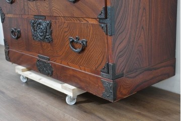 中古　岩谷堂箪笥　前面(欅材)　内部(桐材)　厚手の金具が存在感を放つ衣装箪笥　(R-086384)