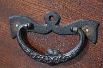 中古　岩谷堂箪笥　前面(欅材)　内部(桐材)　厚手の金具が存在感を放つ衣装箪笥　(R-086384)