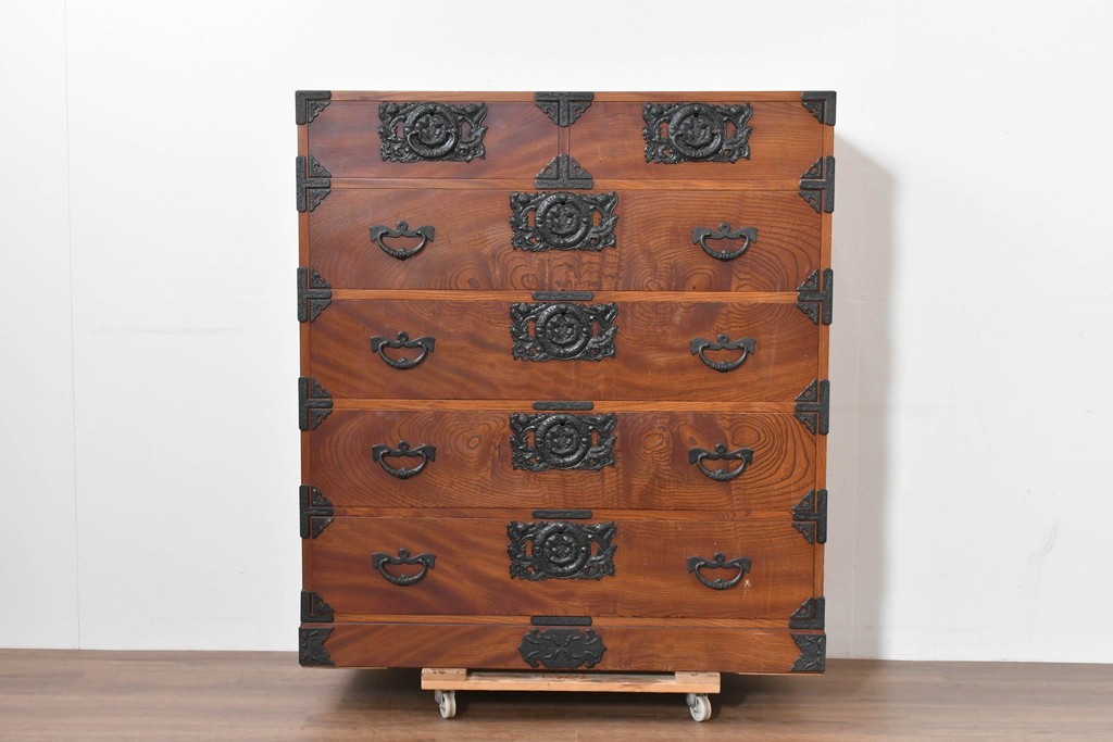 中古　岩谷堂箪笥　前面(欅材)　内部(桐材)　厚手の金具が存在感を放つ衣装箪笥　(R-086385)