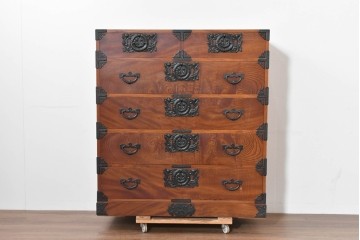 中古　岩谷堂箪笥　前面(欅材)　内部(桐材)　厚手の金具が存在感を放つ衣装箪笥　(R-086385)