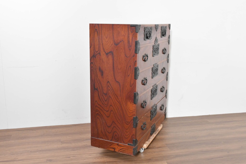 中古　岩谷堂箪笥　前面(欅材)　内部(桐材)　厚手の金具が存在感を放つ衣装箪笥　(R-086385)