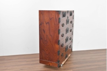 中古　岩谷堂箪笥　前面(欅材)　内部(桐材)　厚手の金具が存在感を放つ衣装箪笥　(R-086385)