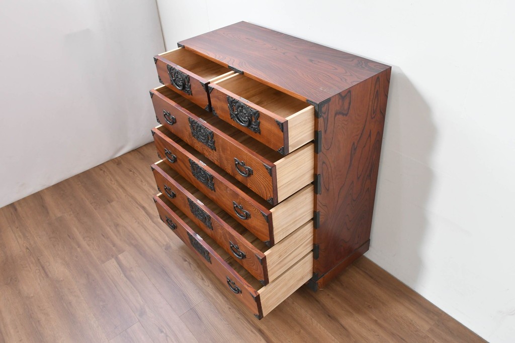 中古　岩谷堂箪笥　前面(欅材)　内部(桐材)　厚手の金具が存在感を放つ衣装箪笥　(R-086385)