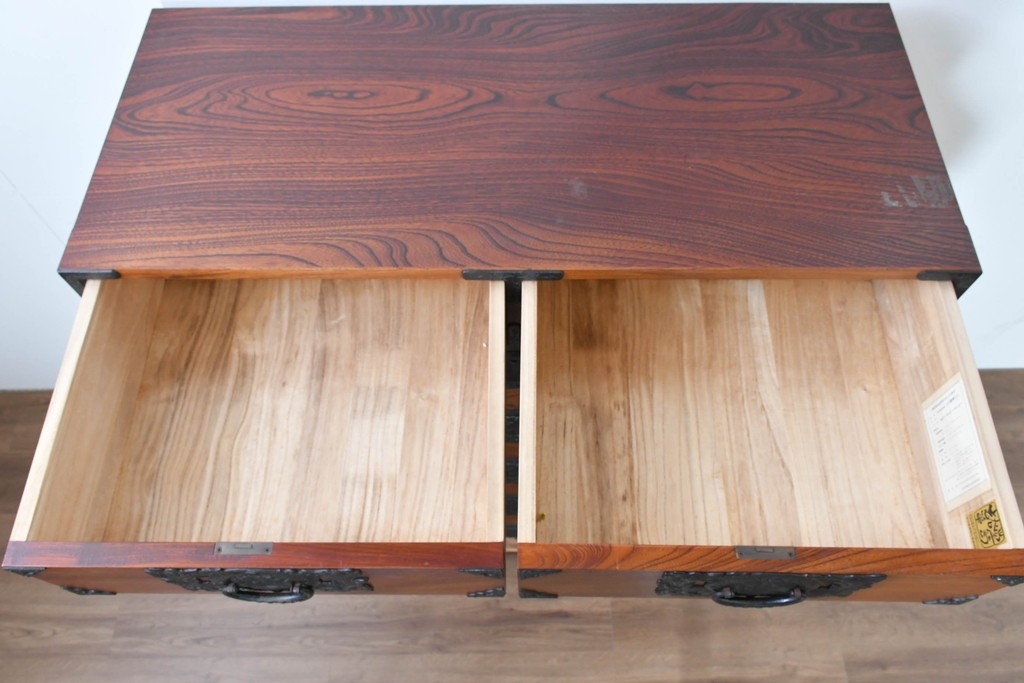 中古　岩谷堂箪笥　前面(欅材)　内部(桐材)　厚手の金具が存在感を放つ衣装箪笥　(R-086385)