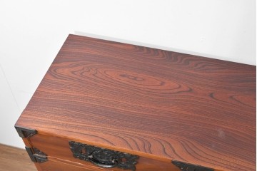 中古　岩谷堂箪笥　前面(欅材)　内部(桐材)　厚手の金具が存在感を放つ衣装箪笥　(R-086385)