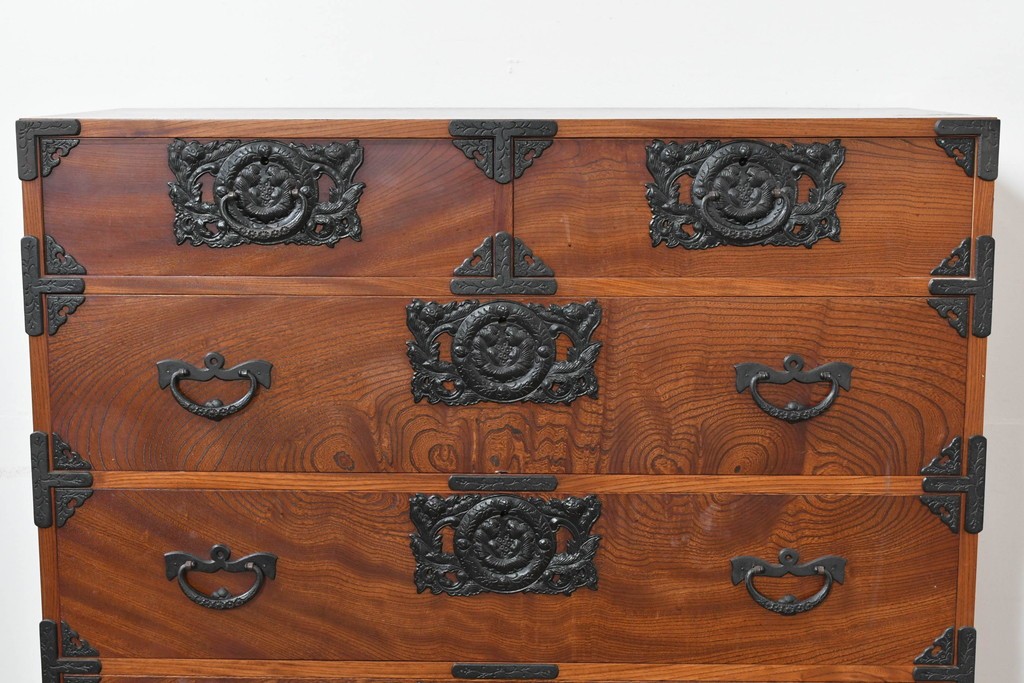 中古　岩谷堂箪笥　前面(欅材)　内部(桐材)　厚手の金具が存在感を放つ衣装箪笥　(R-086385)