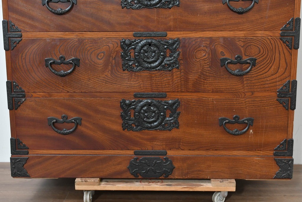 中古　岩谷堂箪笥　前面(欅材)　内部(桐材)　厚手の金具が存在感を放つ衣装箪笥　(R-086385)