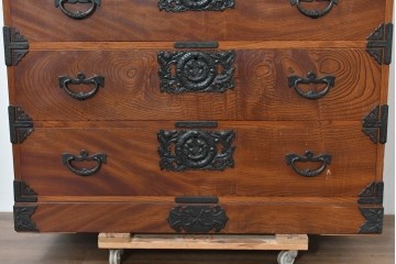 中古　岩谷堂箪笥　前面(欅材)　内部(桐材)　厚手の金具が存在感を放つ衣装箪笥　(R-086385)