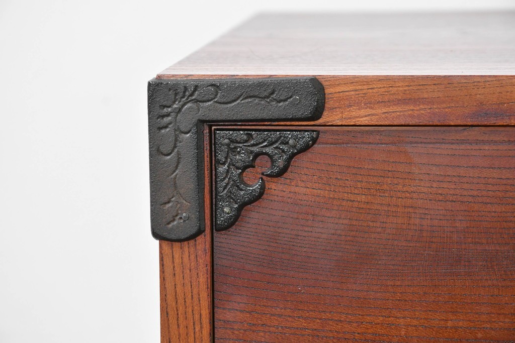 中古　岩谷堂箪笥　前面(欅材)　内部(桐材)　厚手の金具が存在感を放つ衣装箪笥　(R-086385)